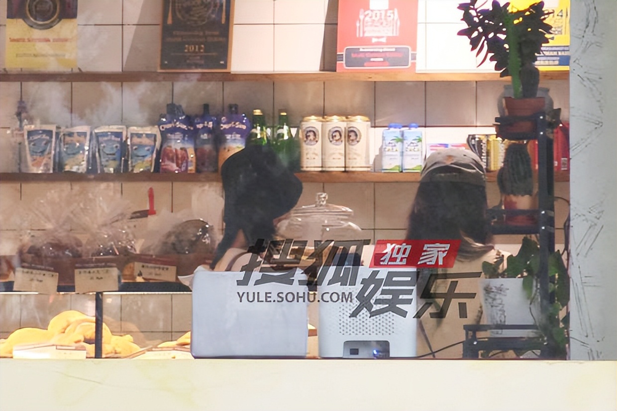 独家：赵粤王艺瑾下班素颜逛街 一起逛超市到天黑