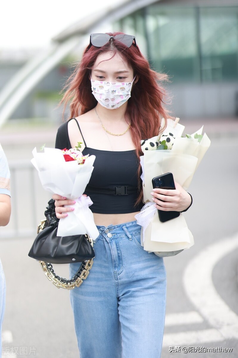 符雅凝金色长发时尚亮丽，对镜比V更活泼俏皮