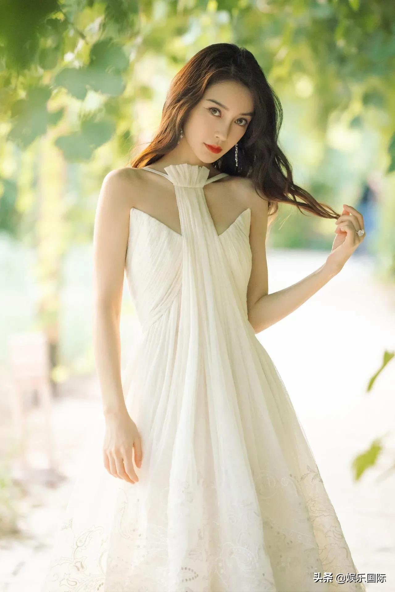 Angelababy仲夏庭院新照 穿白裙散发女神味