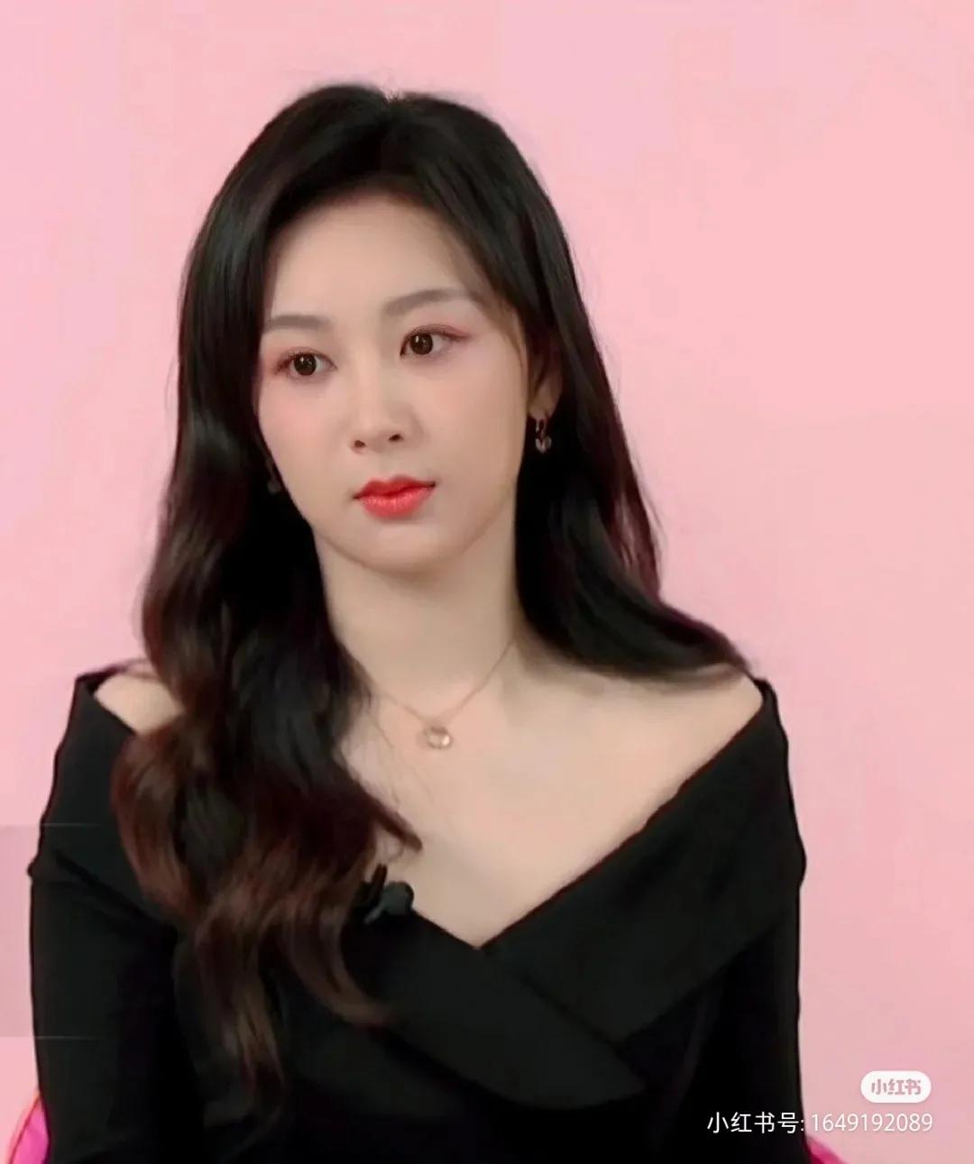 好喜欢杨紫现在的状态 自信从容、温柔大方，整个人很放松自然