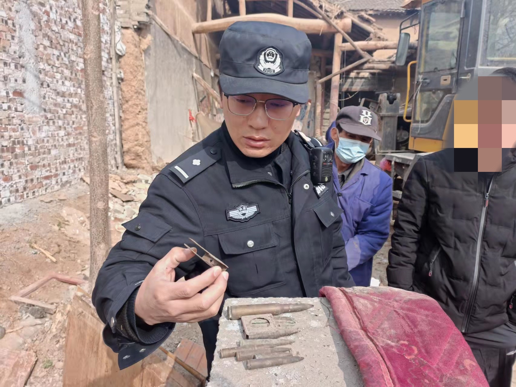 富平县公安局张桥派出所：群众拆房发现11枚子弹 主动上交除隐患