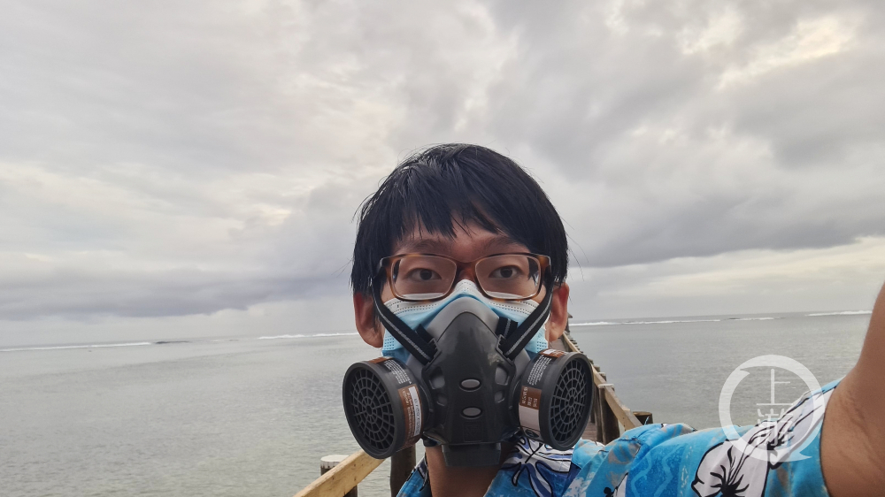 中国“淡定哥”在斐济直播汤加火山喷发，戴防毒面具直面火山灰