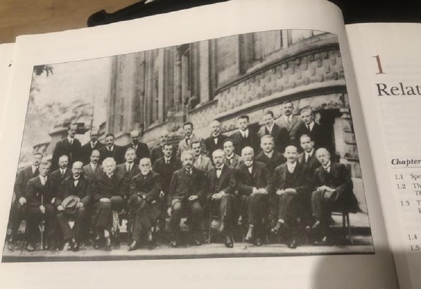 电风扇怎样放最凉快？外国物理老师巧用伯努利定律，演示正确用法