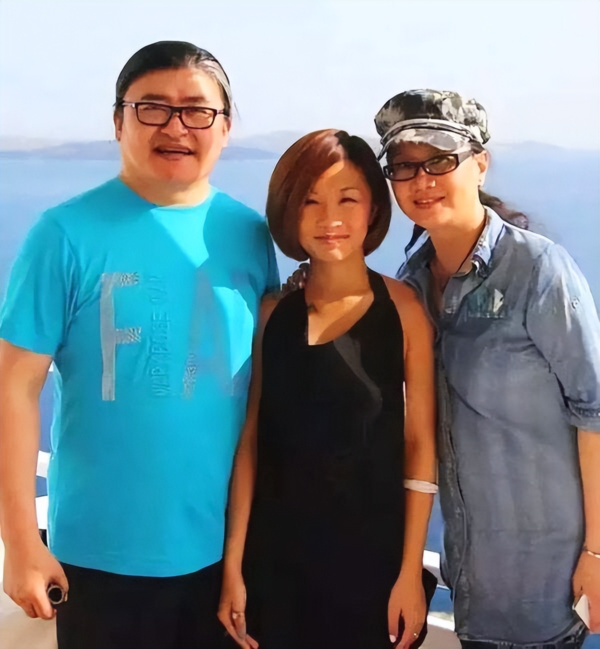 刘欢罕见带女儿走红毯，女儿穿挂脖小黑裙留侧分短发，气质太出众