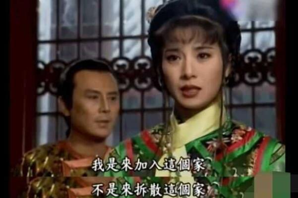 25岁英国模特：自称独一无二的热辣“独角兽”，粉红色头发亮眼