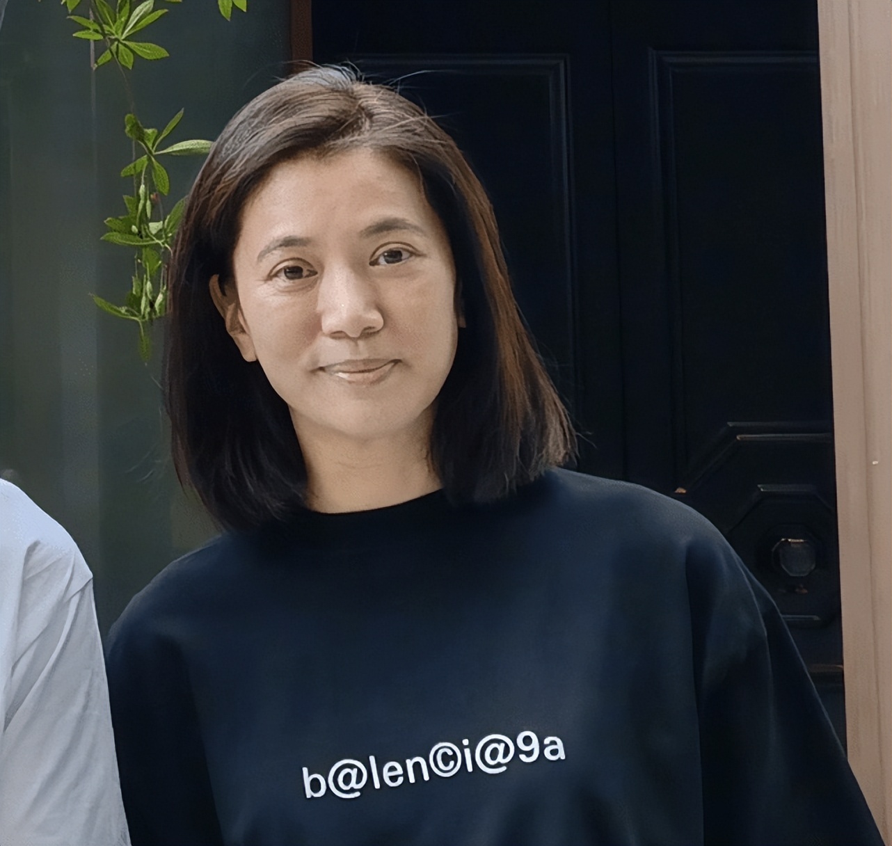 张智霖夫妇浪漫约会，结婚21年甜蜜如初，50岁袁咏仪自信秀全素颜