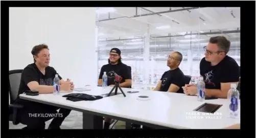 马斯特在中国你基本上可以生活在微信上，买推特就是为了抄袭微信