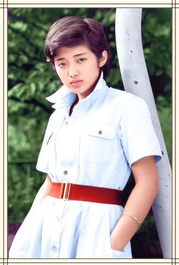 “樱花美人”山口百惠，结婚43年成模范夫妇，巅峰退圈成就经典