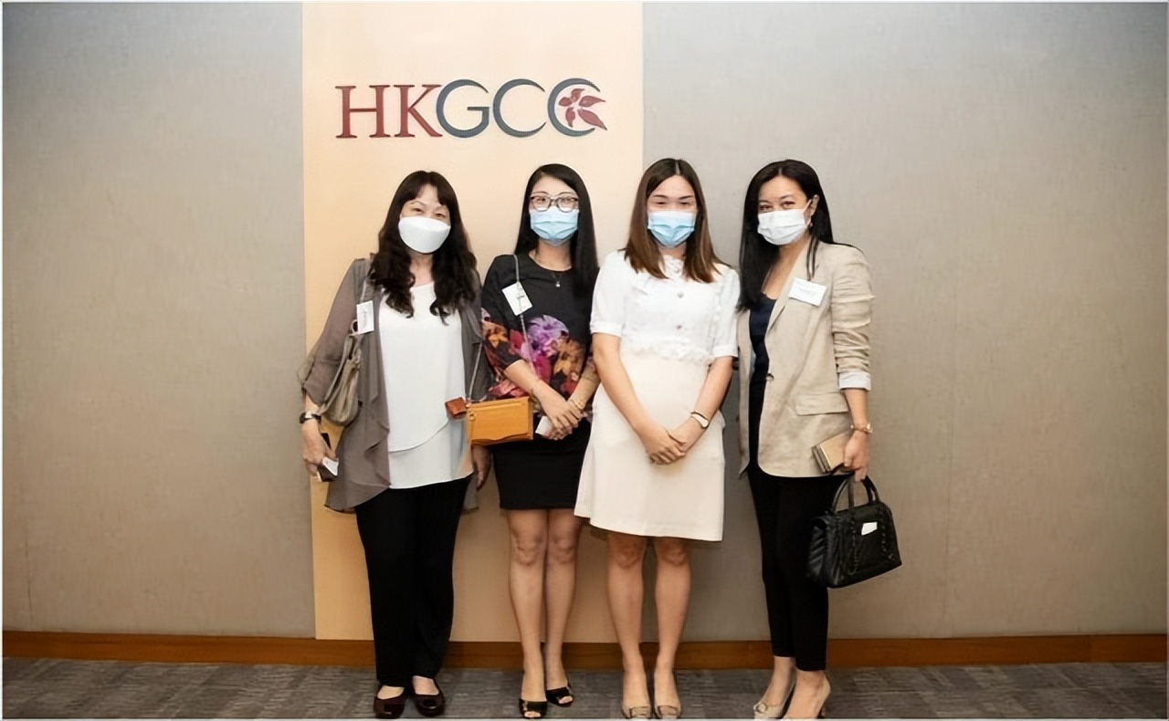 霍启山亮相有大将范！穿西装秀笔挺身材，比哥哥霍启刚更帅