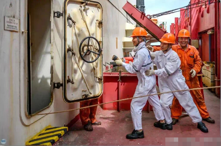 辽宁90后小伙做海员，月薪四万觉得不幸福，七年后选择七千的工作