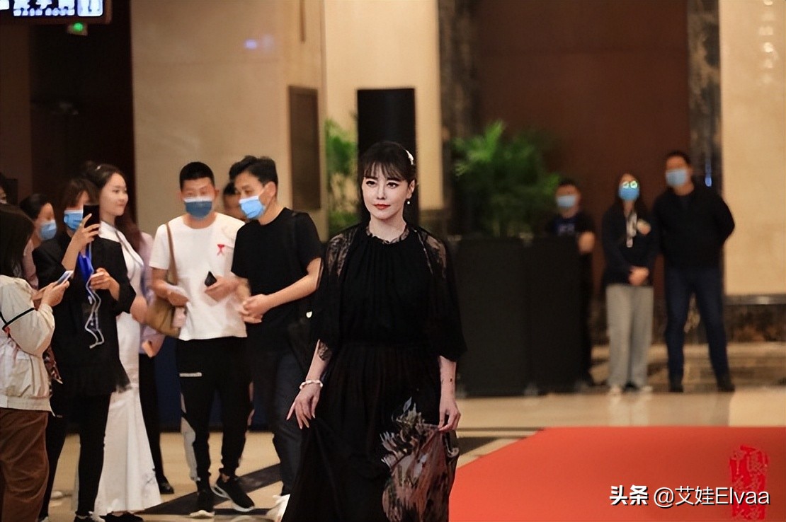 周海媚综艺首秀，穿芭比粉西装美出圈，56岁侧脸五官还是颜值担当