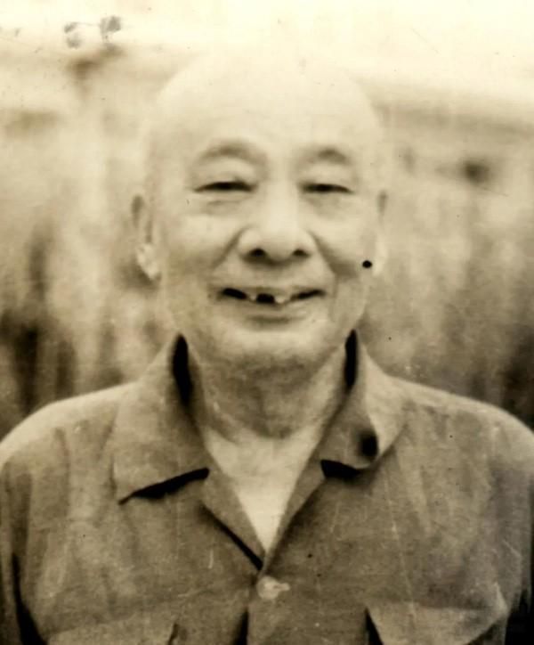1951年，一个小贩对审讯者说：我是情报员鲍君甫，陈赓能为我证明