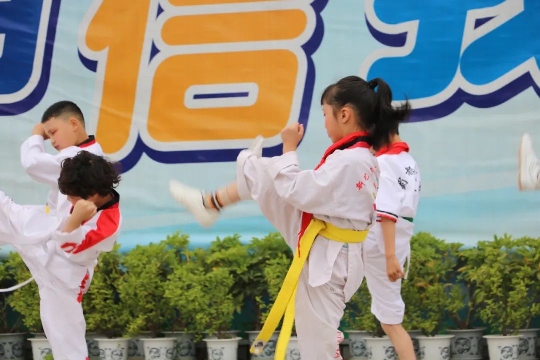 成都市双流区实验小学外国语学校举行月季花中队升旗仪式