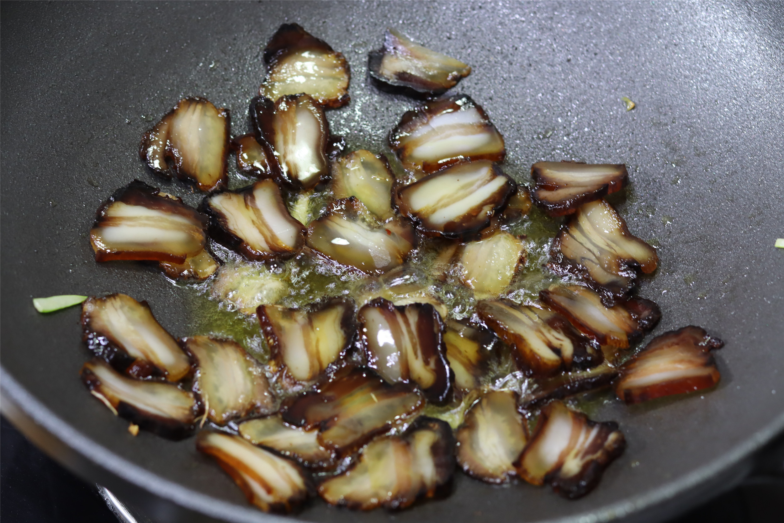 吃干豆角，要记住“先油后水”，熟得快还软乎，味道香入味好吃