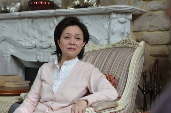 62岁“国民老妈”刘莉莉：穿着简约又得体，妈妈们照穿也好看