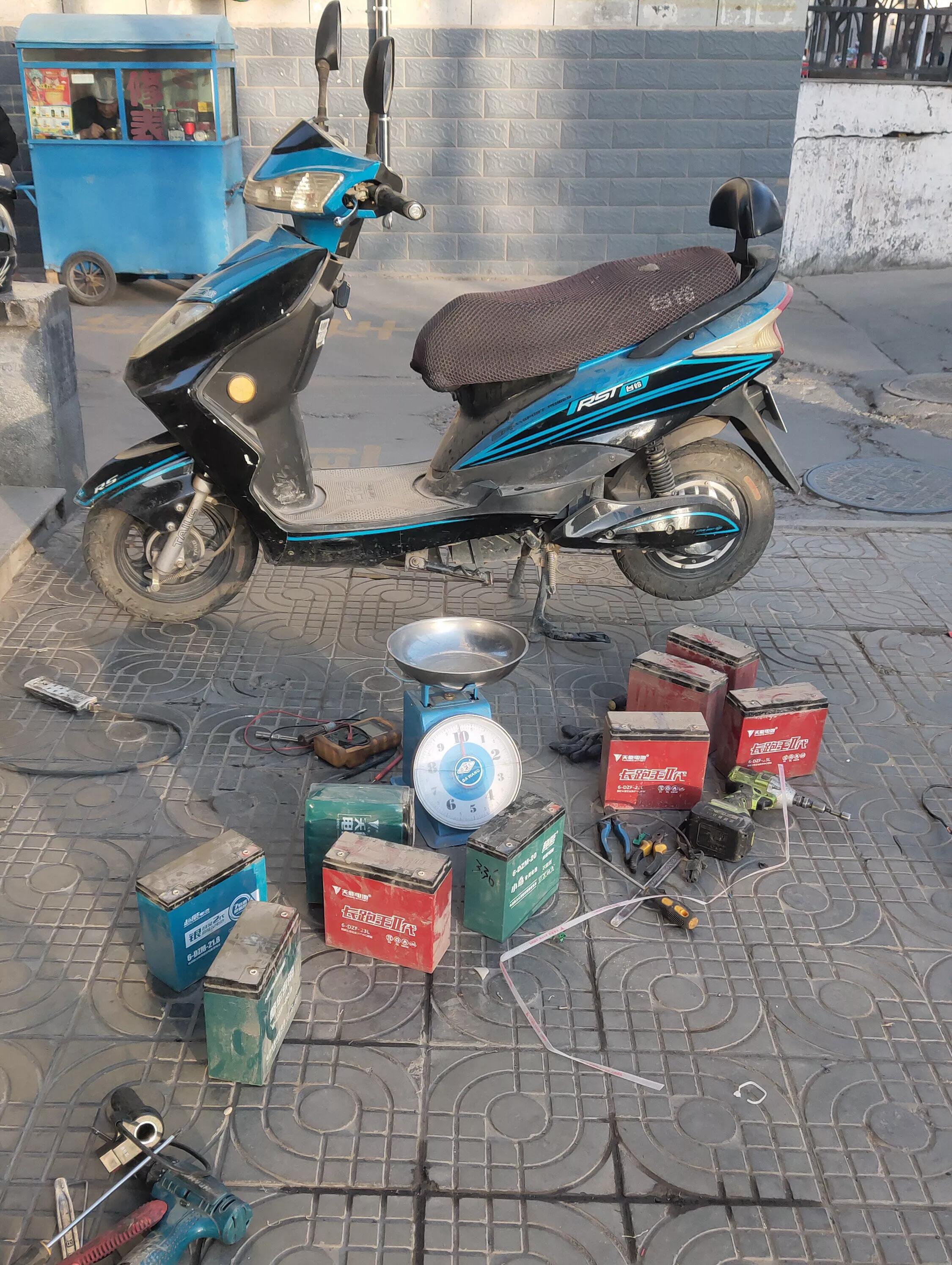 电动车跑不远该怎么办？师傅教你用一包香烟价钱修好电池，真值得