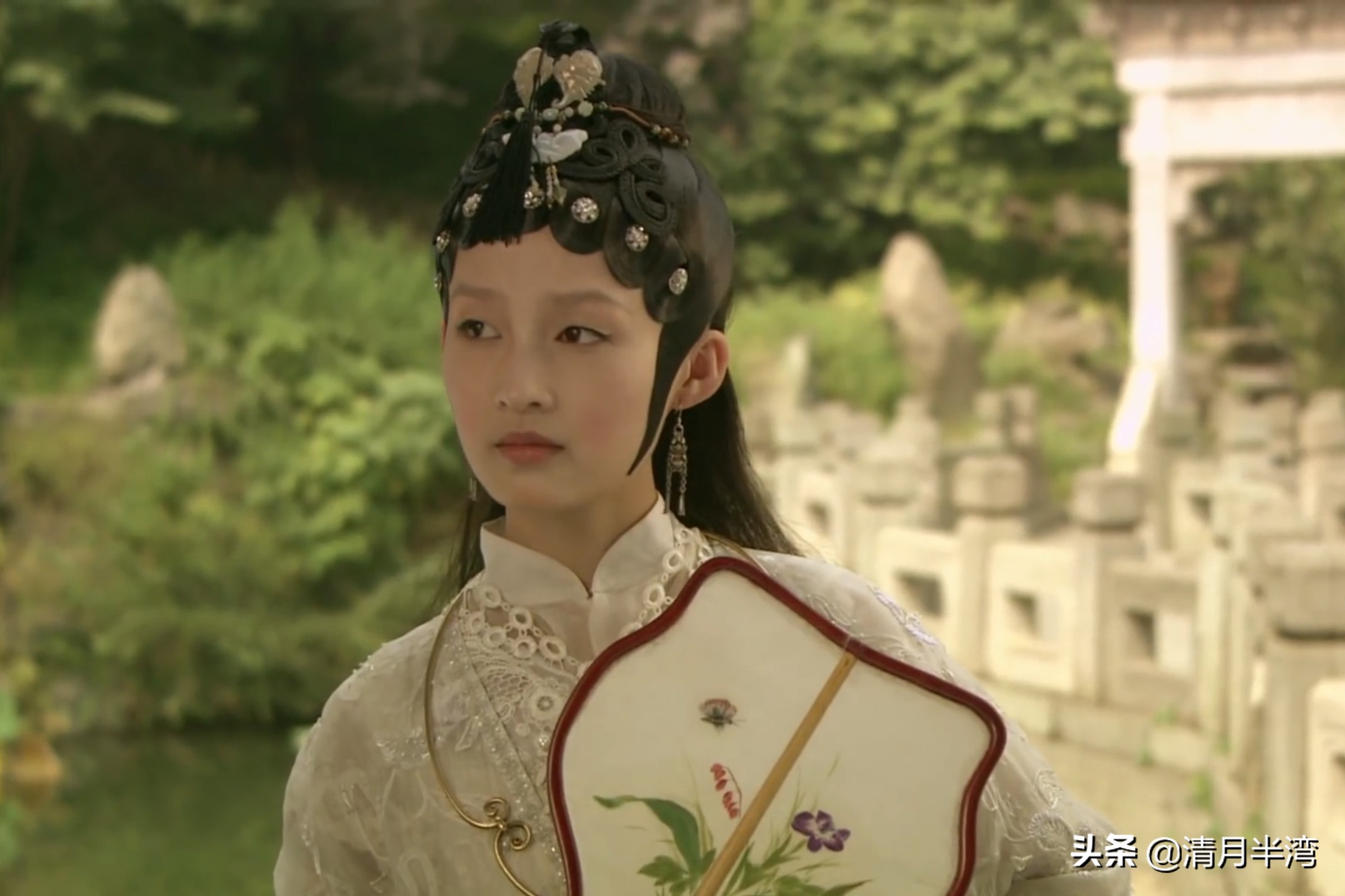 同样是演“宝钗扑蝶”，张莉灵气四溢美如画，李沁木头桩子干扑腾