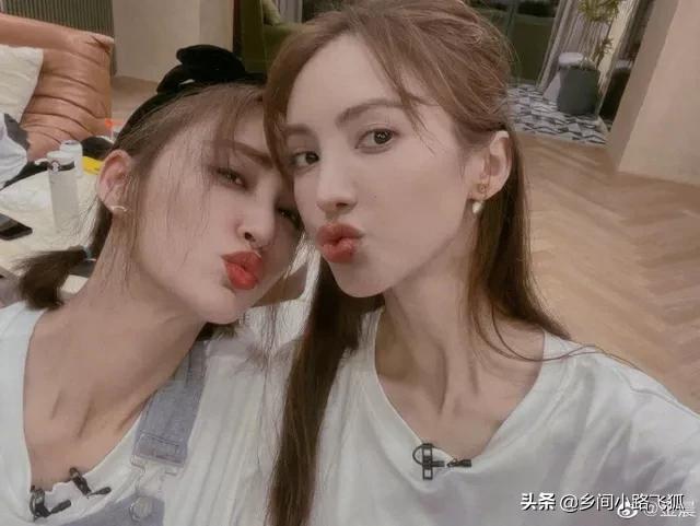 张歆艺金晨晒《乘风破浪》花絮照 隔空“互怼”感情好