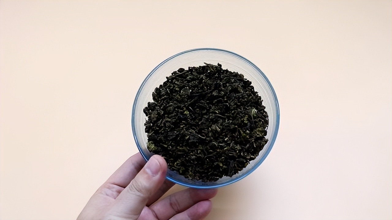 家里的茶叶过期了，应该继续喝还是扔掉？原来很多人都没想对