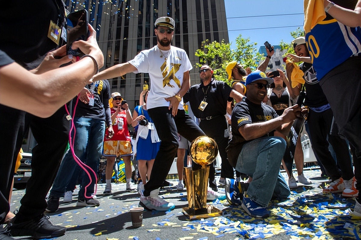 有哪些nba球星代言国产鞋(全美直播！维金斯一身匹克 汤普森良心代言人 国产两大品牌赚翻了)