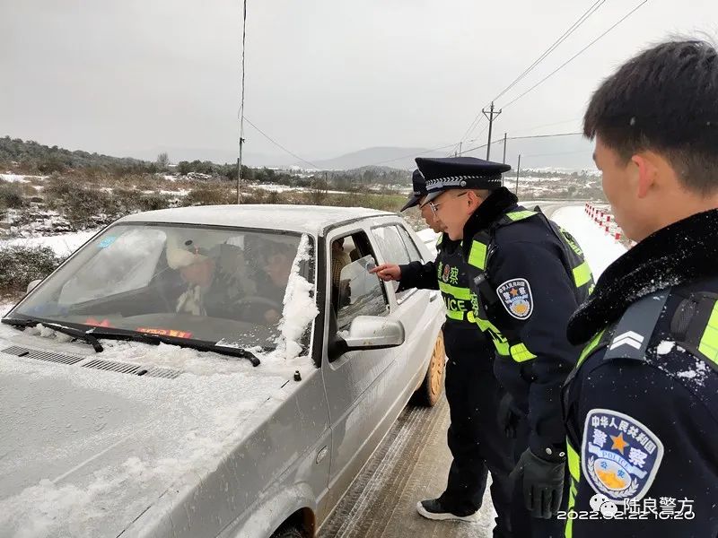 陆良这张风雪中的照片很美