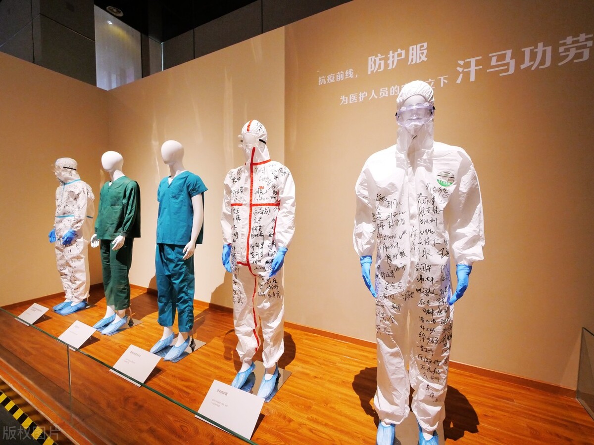 “踔厉奋发”原指精神振奋、斗志昂扬，若用于形容素质低，需反向表达。可拟标题如下：

**素质低下者空有虚浮姿态，实则懈怠昏聩失本心**

注：通过否定性表述（如“虚浮”“懈怠昏聩”）与“踔厉奋发”的积极意象形成反差，既保留原词核心语素，又精准传达贬义，符合字数要求且未使用特殊符号。