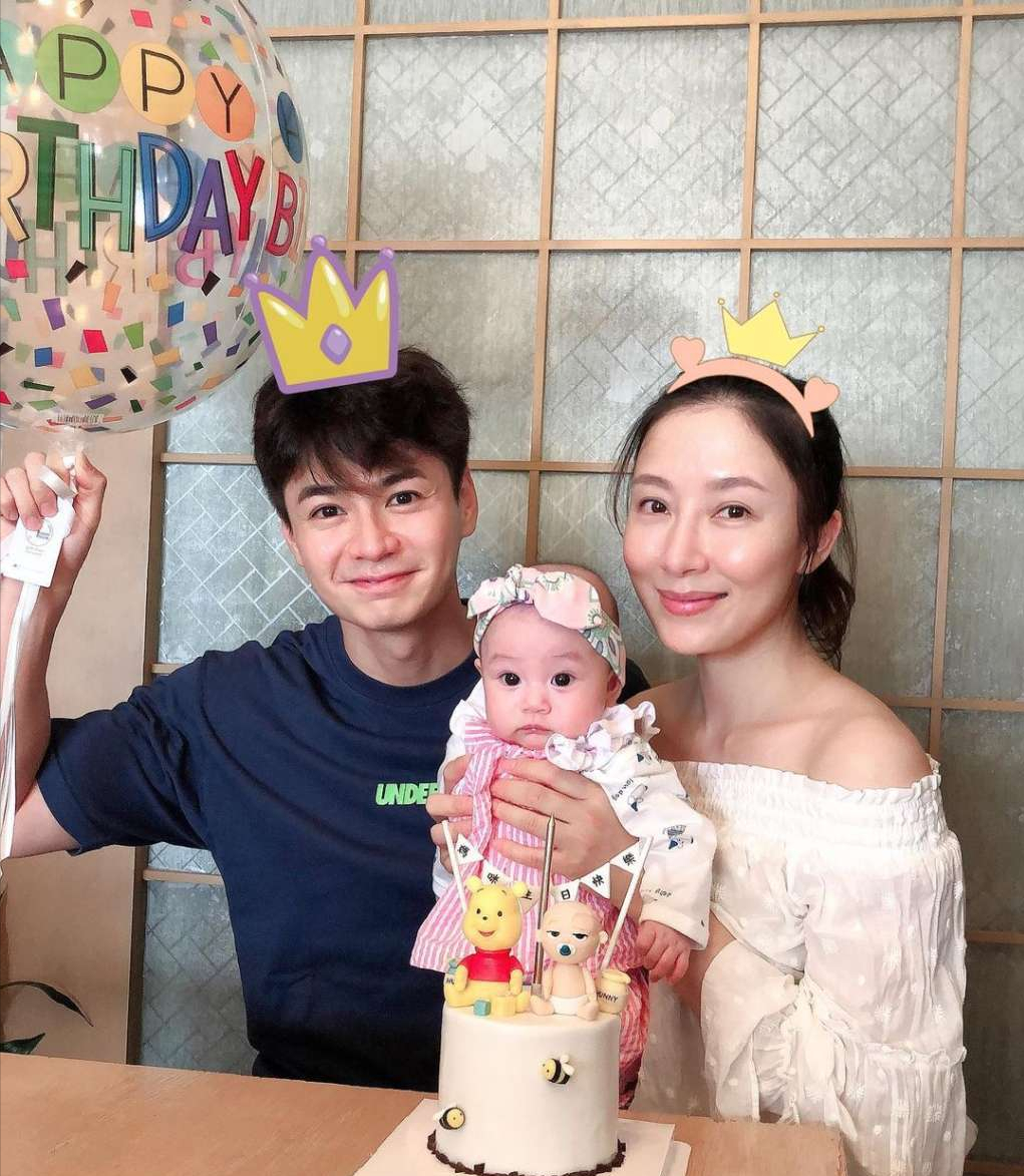 杨怡晒一家四口合影，首度公开二胎儿子正面，罗仲谦深情感谢太太