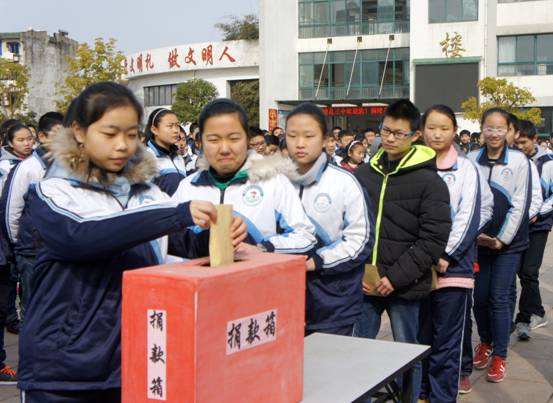17年前，浙江19岁男孩背着母亲上大学，29岁不顾反对变性为女人