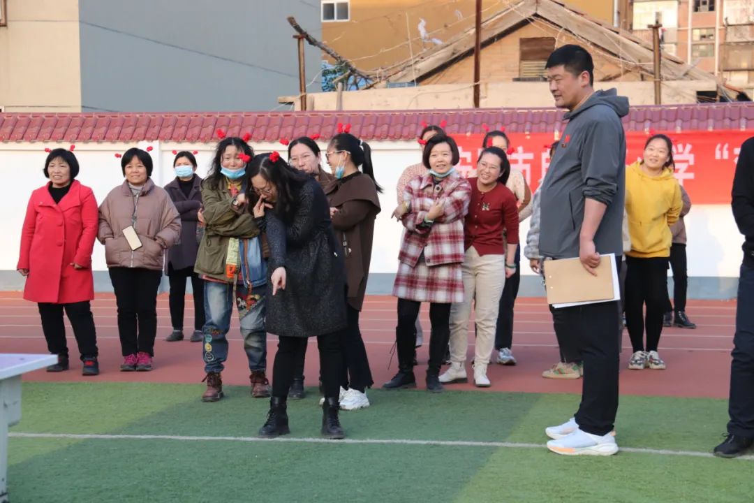 欢庆女神节日 尽展巾帼风采—自由路小学举行三八妇女节趣味运动会