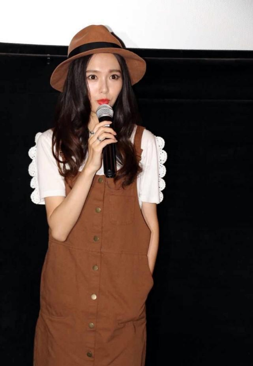 唐嫣生完孩子还这么瘦，背带裙配T恤好清新，看着好像学生妹