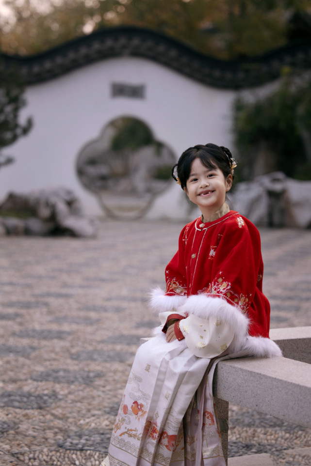 包文婧晒母女古风写真庆元旦，饺子变豁牙小萌妹，越长大越好看