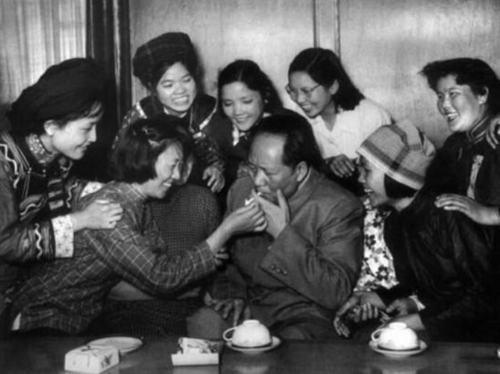 76年毛主席临终前要来纸笔，给华国锋留下一句话：你办事，我放心