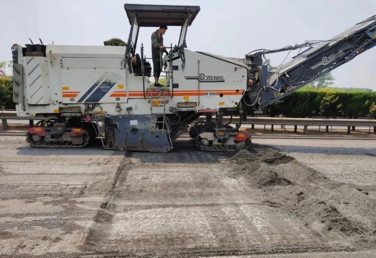 高速公路沥青路面铣刨修复养护施工工艺
