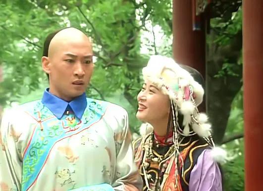 《还珠格格》里尔泰喜欢小燕子，到后来为什么娶赛亚