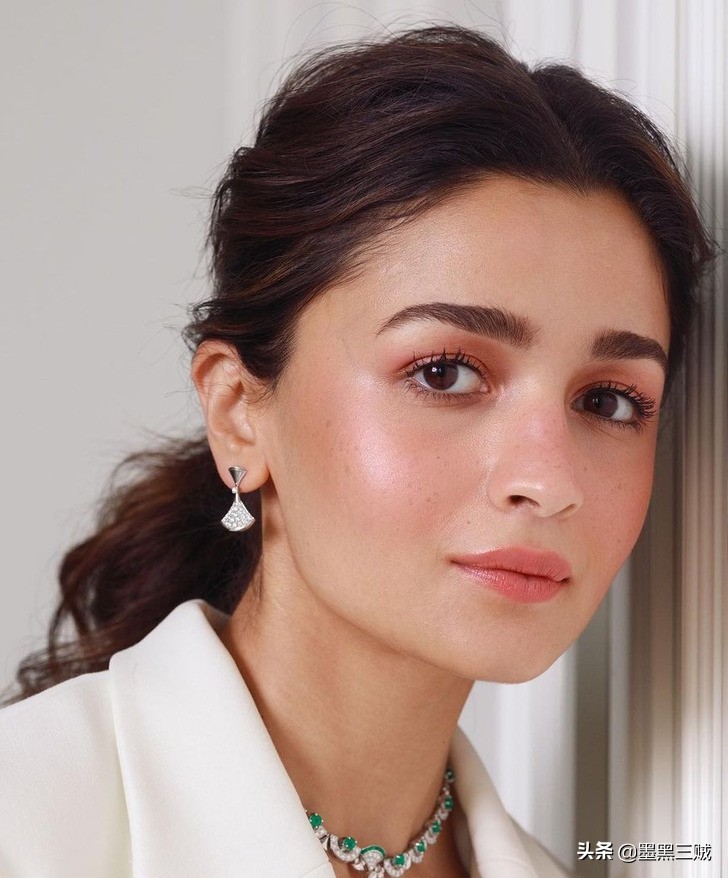 怪异小习惯？魅力之源，刷牙狂人“水果姐”和“囧雪”的好运笔