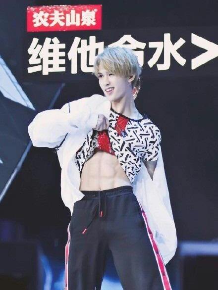 男星晒腹肌修罗场!蜜汁自信疯狂扭腰,人家秀身材舔屏他们是要命