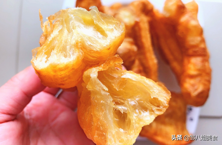 炸油条加酵母，难怪不好吃！教你正确做法，油条不僵硬，蓬松酥脆