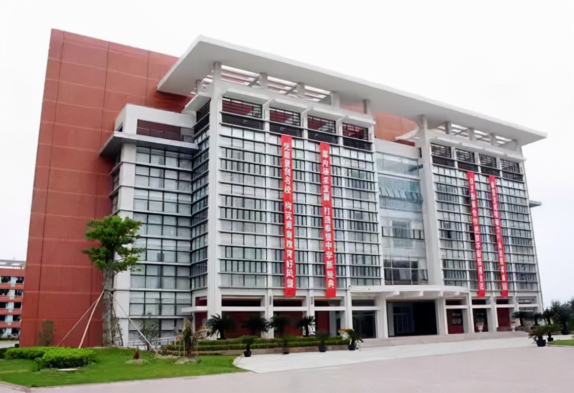 上海16区TOP.1高中榜单出炉！各区头牌成绩惊人，哪所学校更强？