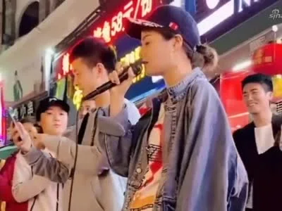 花姐狂浪:从街头卖唱到粉丝千万,只用了2首歌就做到了名利双收
