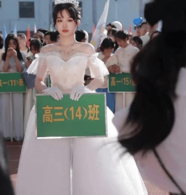 高三“举牌女孩”火了，清纯甜美撞脸鞠婧祎，评论区却化身柠檬精