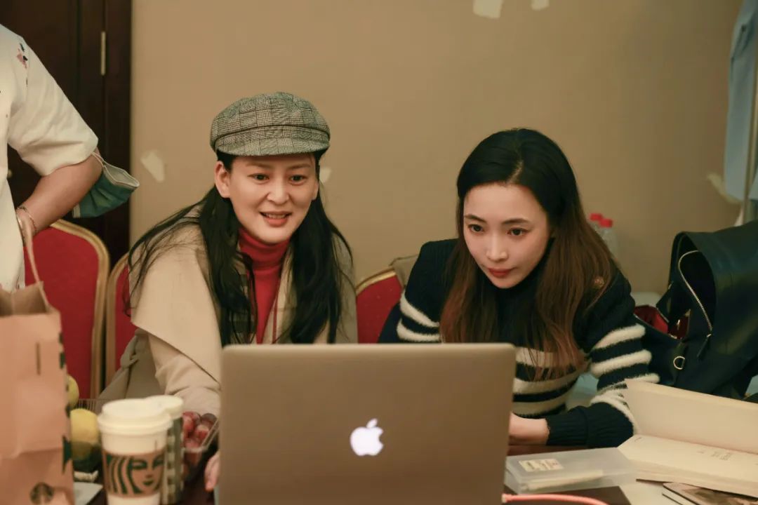 如何为普通人做剧？从《请叫我总监》说起｜对话黄澜