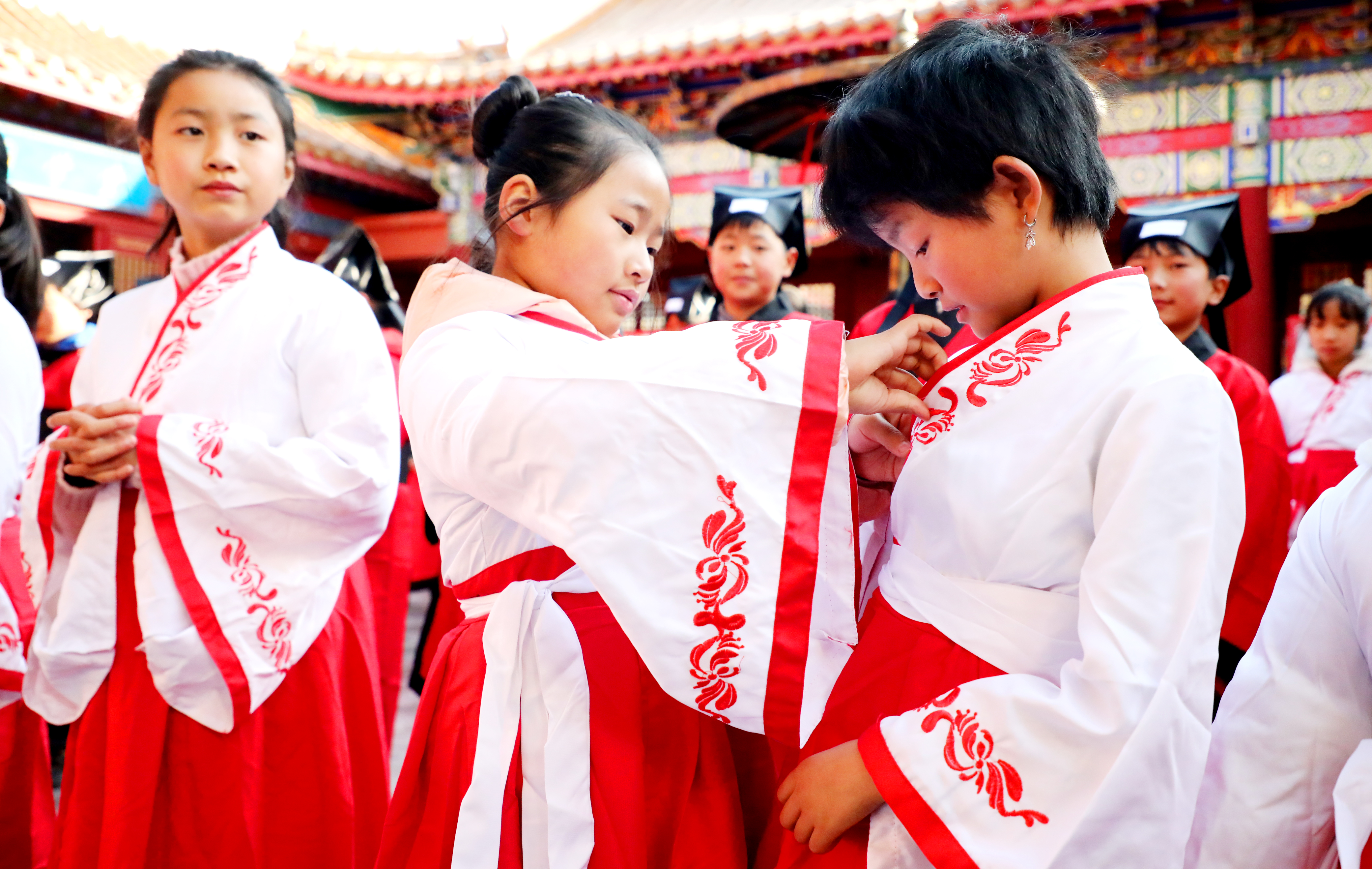 學(xué)習(xí)國(guó)學(xué)文化 傳承華夏文脈——天中晚報(bào)小記者研學(xué)活動(dòng)走進(jìn)皇家驛站孔子書院