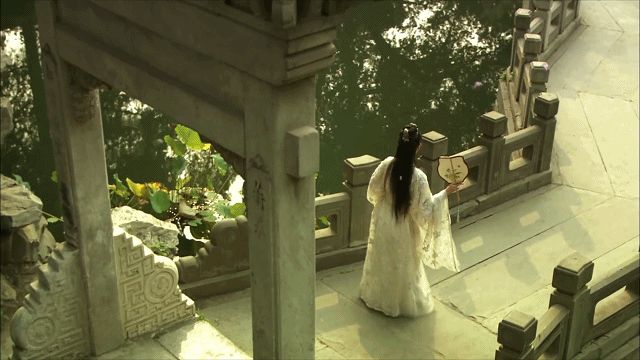 同样是演“宝钗扑蝶”，张莉灵气四溢美如画，李沁木头桩子干扑腾