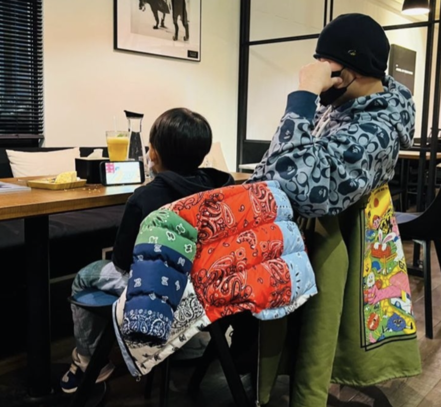 周杰伦愚人节NFT被盗，损失近300万，带儿子散心调节情绪画风有爱