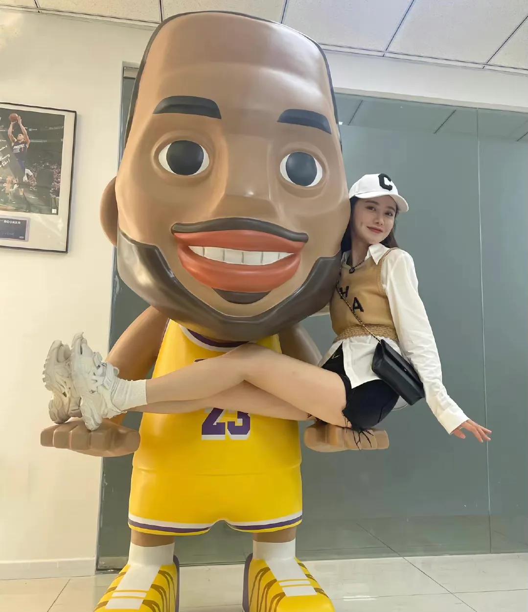 为什么叫nba解说小姨妈(谈起腾讯NBA女主播，就不得不提起小姨妈的大名了，你更喜欢谁？)