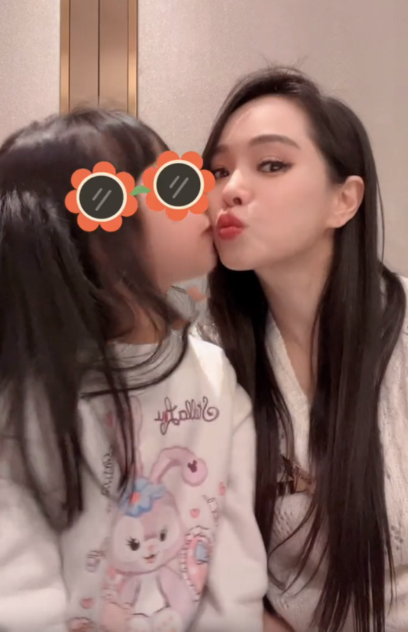 54岁伊能静与女儿合唱，5岁米粒越长越像妈妈，母女卖萌超有爱