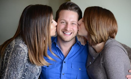 真实故事:美国34岁男子怀孕生女,和2个妻子生下3个孩子,现况如何