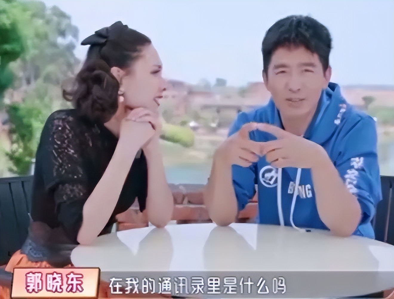 郭晓东吃小龙虾太投入！程莉莎想吃直接被无视，生气拍桌转身离开