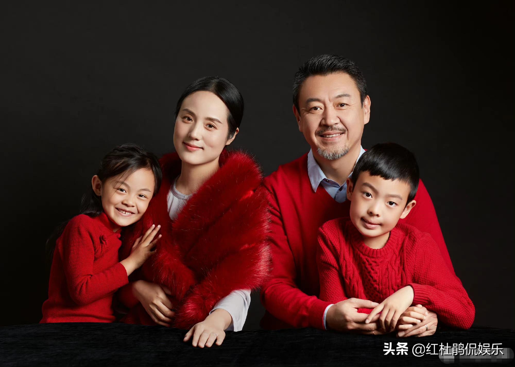 歌唱家哈辉晒全家福，一双儿女可爱颜值高，老公杨柳胡子花白抢眼
