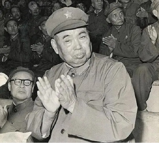 叶剑英问许世友：能指挥南京军区吗？许世友：司令是我的保镖